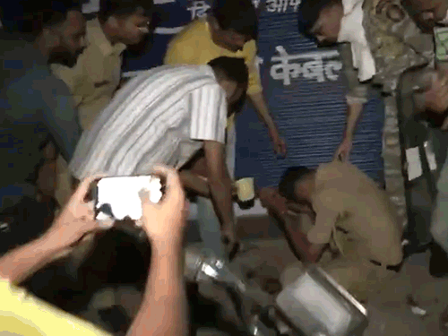 नागपूर हिंसाचारातील PHOTOs अन् VIDEOs: 2 जेसीबी जाळले, अनेक वाहनांची तोडफोड; दगडफेकीत पोलिसही जखमी - Nagpur News दगडफेक करणाऱ्यांवर पोलिसांनी लाठीमार केला.
