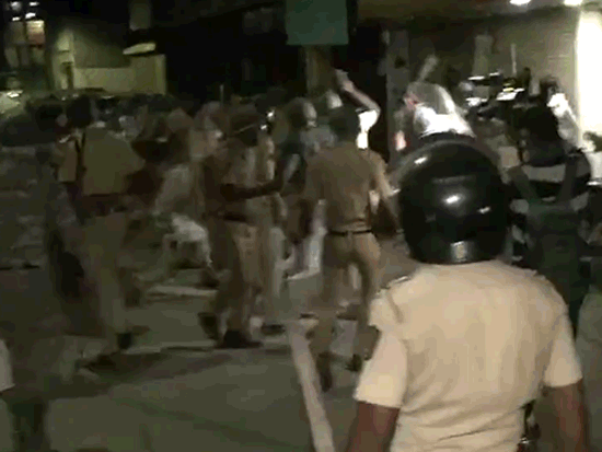 नागपूर हिंसाचारातील PHOTOs अन् VIDEOs: 2 जेसीबी जाळले, अनेक वाहनांची तोडफोड; दगडफेकीत पोलिसही जखमी - Nagpur News दगडफेक करणाऱ्यांवर पोलिसांनी लाठीमार केला.