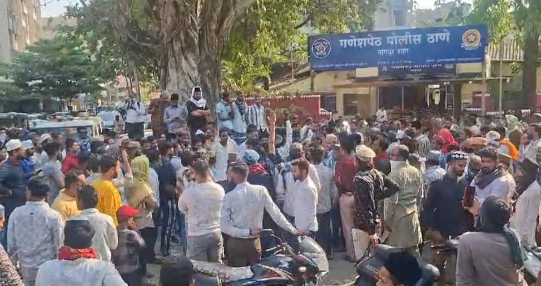 नागपूर हिंसाचारातील PHOTOs अन् VIDEOs: 2 जेसीबी जाळले, अनेक वाहनांची तोडफोड; दगडफेकीत पोलिसही जखमी - Nagpur News हिंदुत्ववादी संघटनेच्या आंदोलनानंतर पोलिस ठाण्यासमोर मोठा जमाव जमला होता.