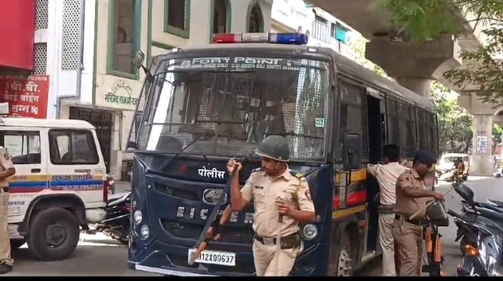नागपूर हिंसाचारातील PHOTOs अन् VIDEOs: 2 जेसीबी जाळले, अनेक वाहनांची तोडफोड; दगडफेकीत पोलिसही जखमी - Nagpur News दुपारच्या आंदोलनानंतर नागपूर शहरात परिस्थिती नियंत्रणात राहण्यासाठी मोठा पोलिस बंदोबस्त ठेवण्यात आला होता.