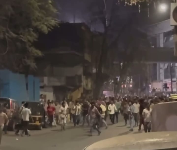 नागपूर हिंसाचारातील PHOTOs अन् VIDEOs: 2 जेसीबी जाळले, अनेक वाहनांची तोडफोड; दगडफेकीत पोलिसही जखमी - Nagpur News जमावाने पोलिसांच्या दिशेनेही दगडफेक केली. यामध्ये काही पोलिस कर्मचारी जखमी झाल्याची माहिती आहे.