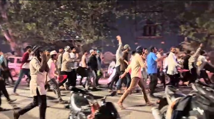नागपूर हिंसाचारातील PHOTOs अन् VIDEOs: 2 जेसीबी जाळले, अनेक वाहनांची तोडफोड; दगडफेकीत पोलिसही जखमी - Nagpur News नागपूर हिंसाचारातील PHOTOs अन् VIDEOs: 2 जेसीबी जाळले, अनेक वाहनांची तोडफोड; दगडफेकीत पोलिसही जखमी - Nagpur News