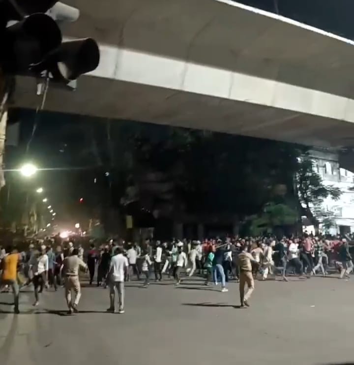 नागपूर हिंसाचारातील PHOTOs अन् VIDEOs: 2 जेसीबी जाळले, अनेक वाहनांची तोडफोड; दगडफेकीत पोलिसही जखमी - Nagpur News दुपारच्या आंदोलनानंतर रात्रीच्या सुमारास अचानक एक जमाव रस्त्यावर उतरला आणि दगडफेक केली.