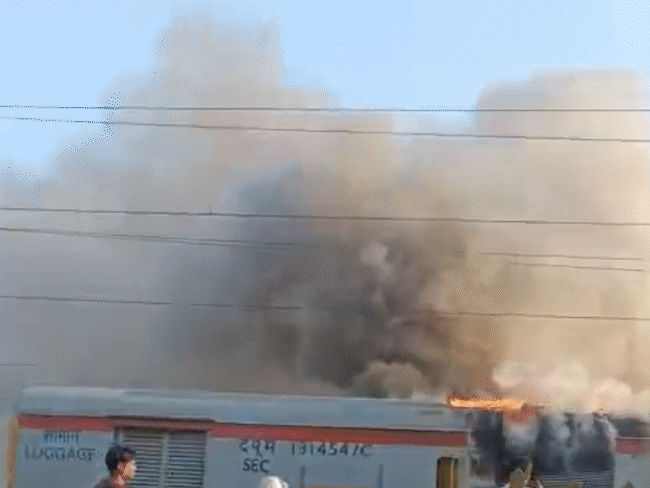 Bilaspur Bikaner Express Train Fire Accident Video Update | Ujjain News |  बिलासपूर-बिकानेर एक्सप्रेसला लागली आग: उज्जैनमधील तराणा येथे थांबवली गाडी;  आग विझवण्यासाठी ...