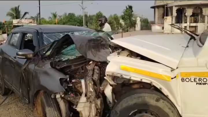 वडूज-दहिवडी रस्त्यावर तिहेरी अपघात: स्विफ्ट कार ओमिनीला धडकत पिकअपवर आदळली; दोन मित्रांचा मृत्यू, 6 जखमी - Kolhapur News वडूज-दहिवडी रस्त्यावर तिहेरी अपघात: स्विफ्ट कार ओमिनीला धडकत पिकअपवर आदळली; दोन मित्रांचा मृत्यू, 6 जखमी - Kolhapur News