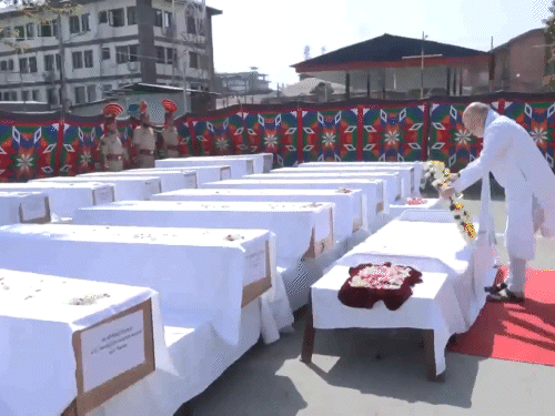 Pahalgam Terrorist Attack Besaran LeT Jammu And Kashmir Amit Shah PM Modi |  पुलवामानंतर पहलगाममध्ये सर्वात मोठा दहशतवादी हल्ला: 27 पर्यटकांचा मृत्यू,  रांगेत ठेवलेल्या ...