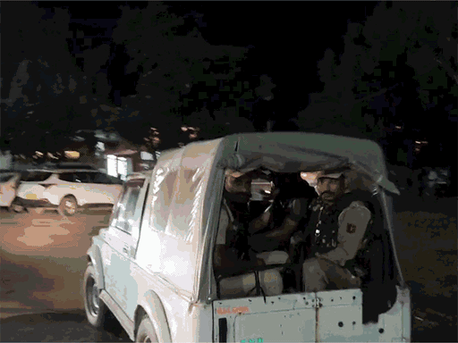 पठाणकोट कॅन्ट रेल्वे स्टेशनवरून पकडलेल्या एका संशयिताला पोलिस अटक करत आहेत. हा संशयित जम्मूहून पठाणकोटला पूजा एक्सप्रेसने येत होता. - Divya Marathi