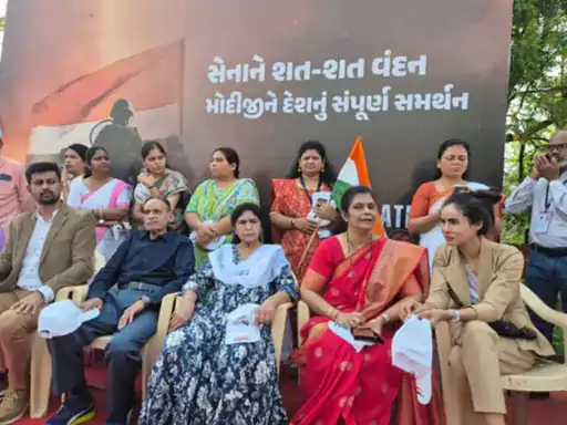 वडोदरा विमानतळाबाहेरील व्यासपीठावर कर्नल सोफिया यांचे कुटुंब उपस्थित होते.