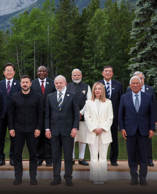 G7 देश आणि पाहुण्या सदस्यांचा ग्रुप फॅमिली फोटो सेशन आयोजित करण्यात आला होता. 'X' वर फोटो पोस्ट करताना पंतप्रधान मोदींनी लिहिले - 'जगाच्या विकासासाठी एकजूट. जगातील प्रमुख आव्हाने आणि चांगल्या भविष्याच्या स्वप्नावर G7 देशांच्या नेत्यांशी चांगली चर्चा झाली.'