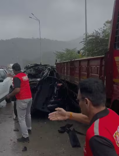 मुंबई-पुणे एक्सप्रेस वेवर भीषण अपघात: बोरघाटात ब्रेक फेल झाल्याने कंटेनरची 25- 30 वाहनांना धडक, 30 ते 35 प्रवासी जखमी - Mumbai News मुंबई-पुणे एक्सप्रेस वेवर भीषण अपघात: बोरघाटात ब्रेक फेल झाल्याने कंटेनरची 25- 30 वाहनांना धडक, 30 ते 35 प्रवासी जखमी - Mumbai News