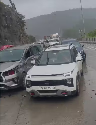 मुंबई-पुणे एक्सप्रेस वेवर भीषण अपघात: बोरघाटात ब्रेक फेल झाल्याने कंटेनरची 25- 30 वाहनांना धडक, 30 ते 35 प्रवासी जखमी - Mumbai News मुंबई-पुणे एक्सप्रेस वेवर भीषण अपघात: बोरघाटात ब्रेक फेल झाल्याने कंटेनरची 25- 30 वाहनांना धडक, 30 ते 35 प्रवासी जखमी - Mumbai News