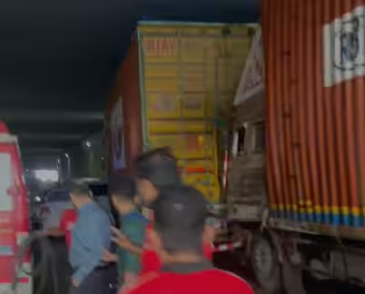 मुंबई-पुणे एक्सप्रेस वेवर भीषण अपघात: बोरघाटात ब्रेक फेल झाल्याने कंटेनरची 25- 30 वाहनांना धडक, 30 ते 35 प्रवासी जखमी - Mumbai News मुंबई-पुणे एक्सप्रेस वेवर भीषण अपघात: बोरघाटात ब्रेक फेल झाल्याने कंटेनरची 25- 30 वाहनांना धडक, 30 ते 35 प्रवासी जखमी - Mumbai News