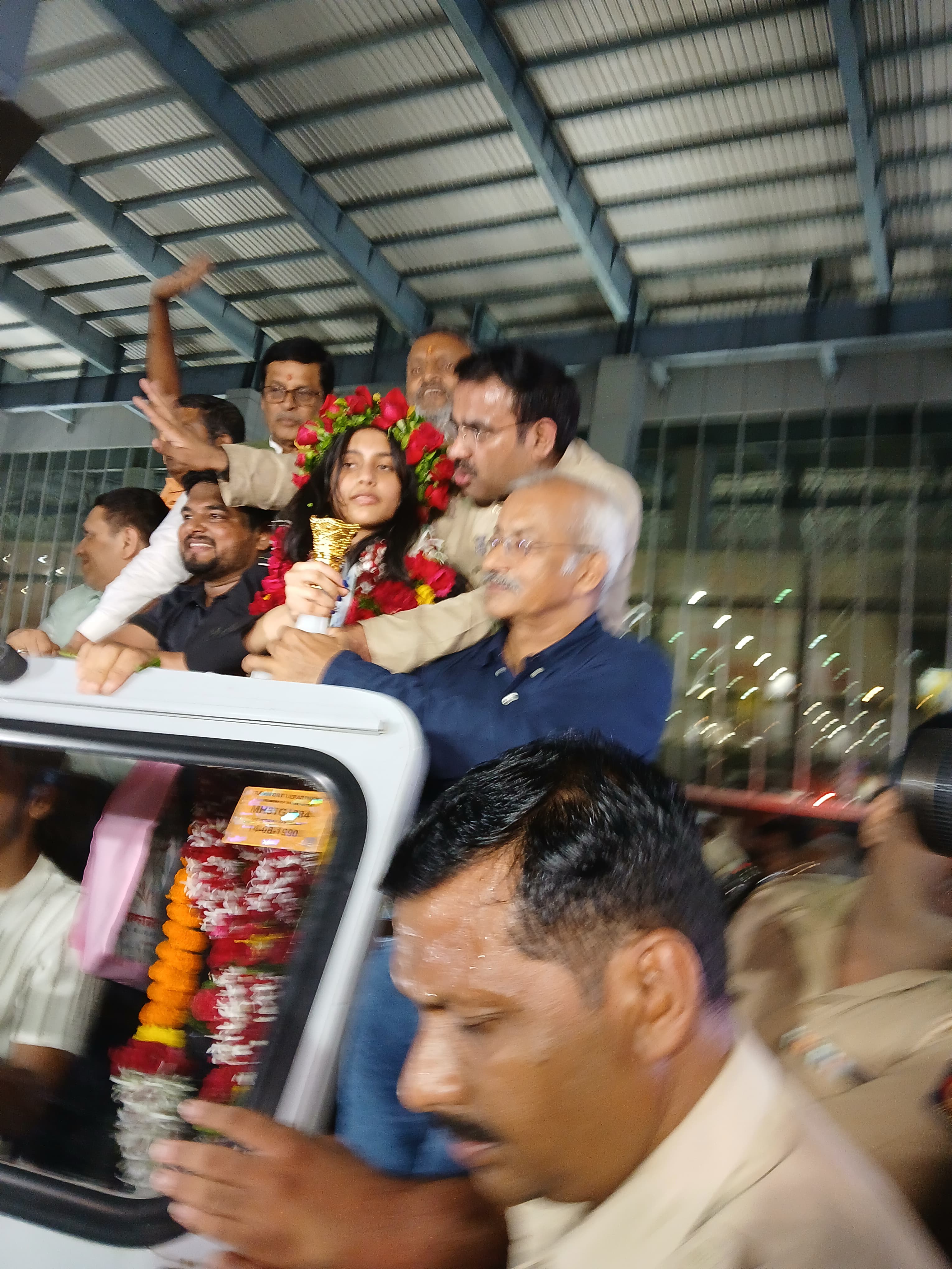 बुद्धिबळाची राणी दिव्या देशमुख नागपुरात दाखल: विमानतळावर जल्लोषात स्वागत, वडील आणि आजीची उपस्थिती - Nagpur News