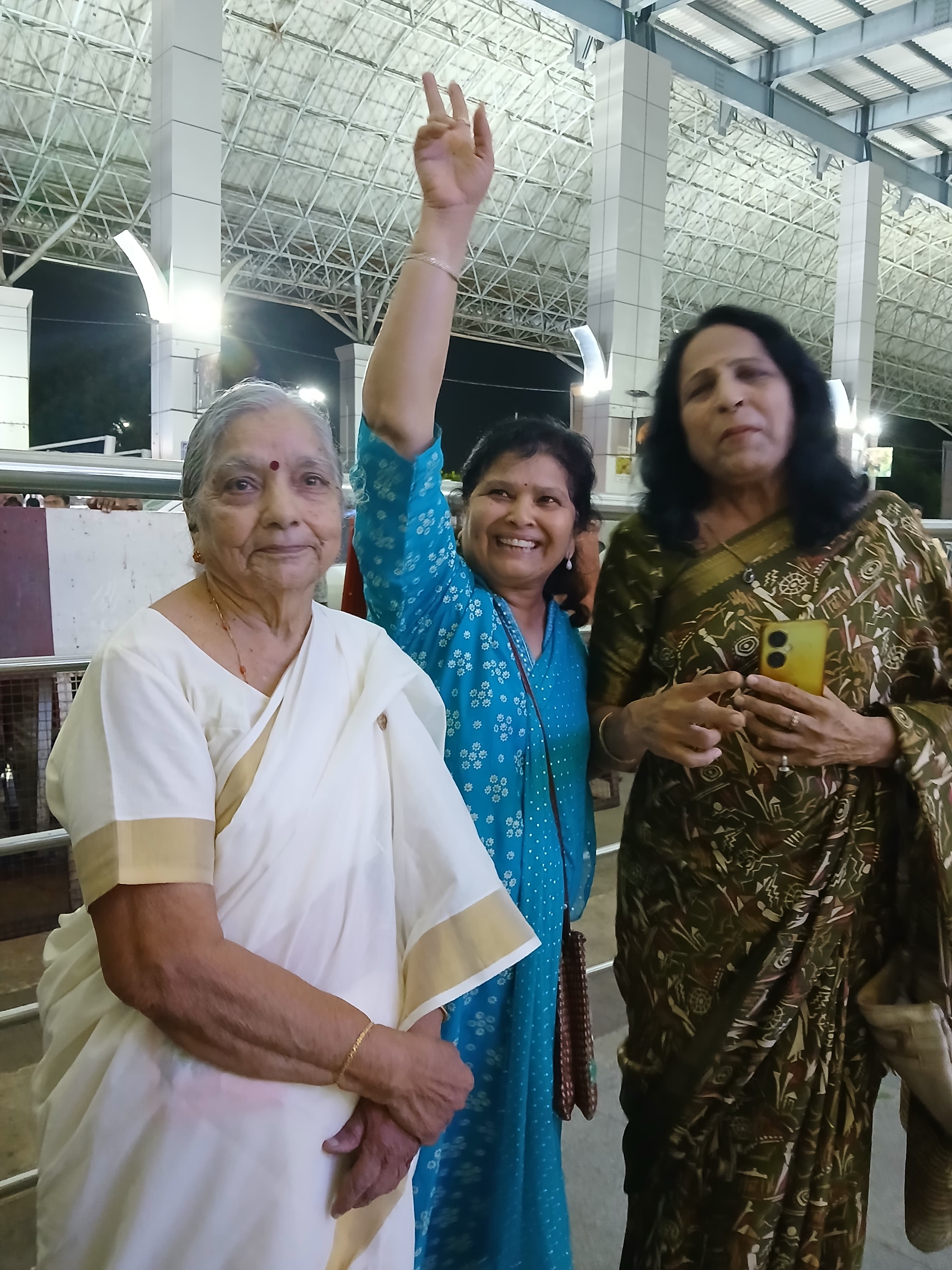 दिव्याची आजी अणि शेजारी