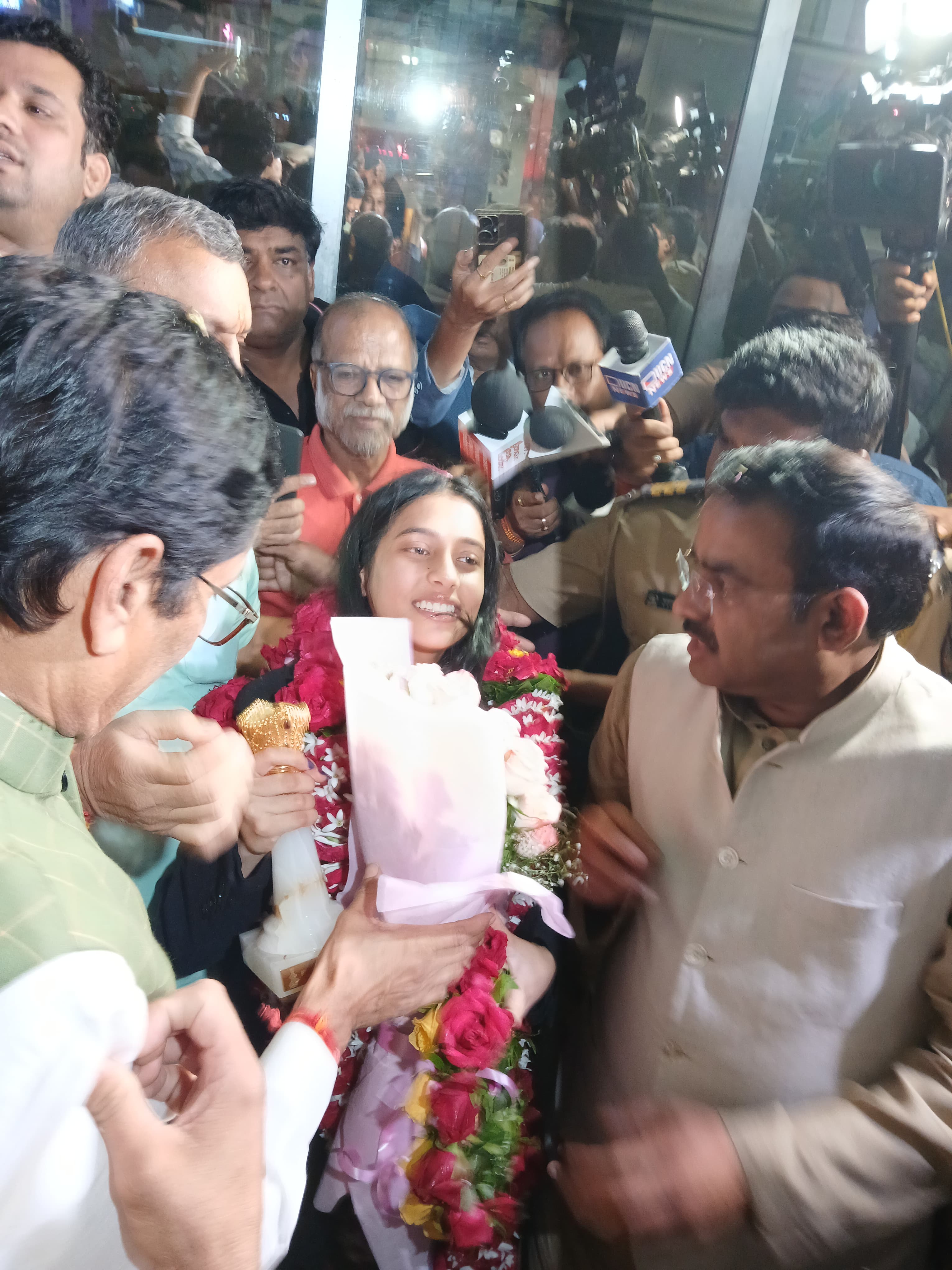 नागपूर विमानतळावर दिव्या देशमुख जल्लोषात स्वागत करण्यात आले.