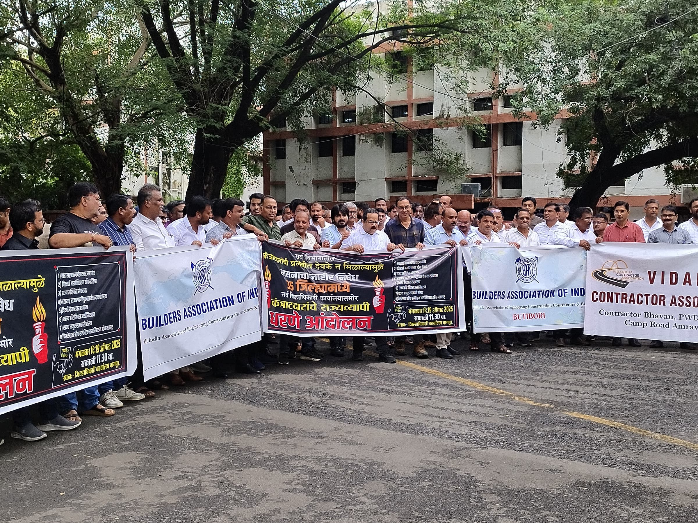 सुमारे २० जिल्ह्यांत कामे थांबवण्याचा निर्णय या बातमीशी संबंधित छायाचित्र