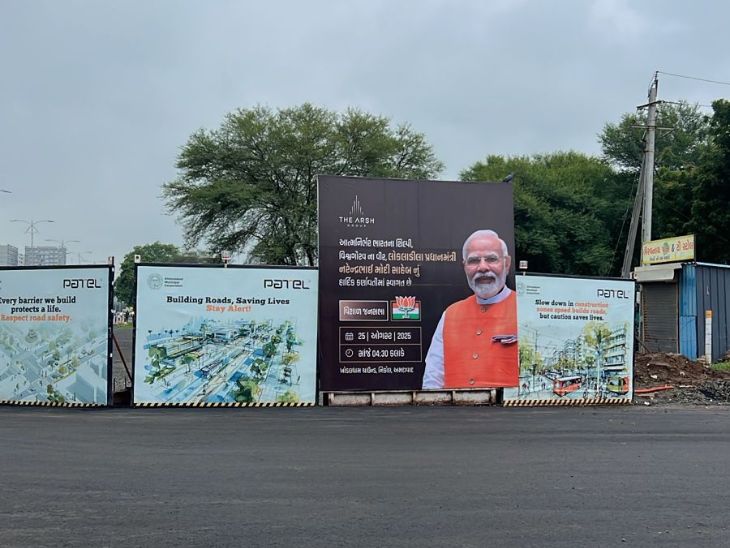 निकोल आणि आसपासच्या परिसरात स्वच्छता, गणेश थीमसह विविध थीम असलेले बॅनर लावण्यात आले आहेत.