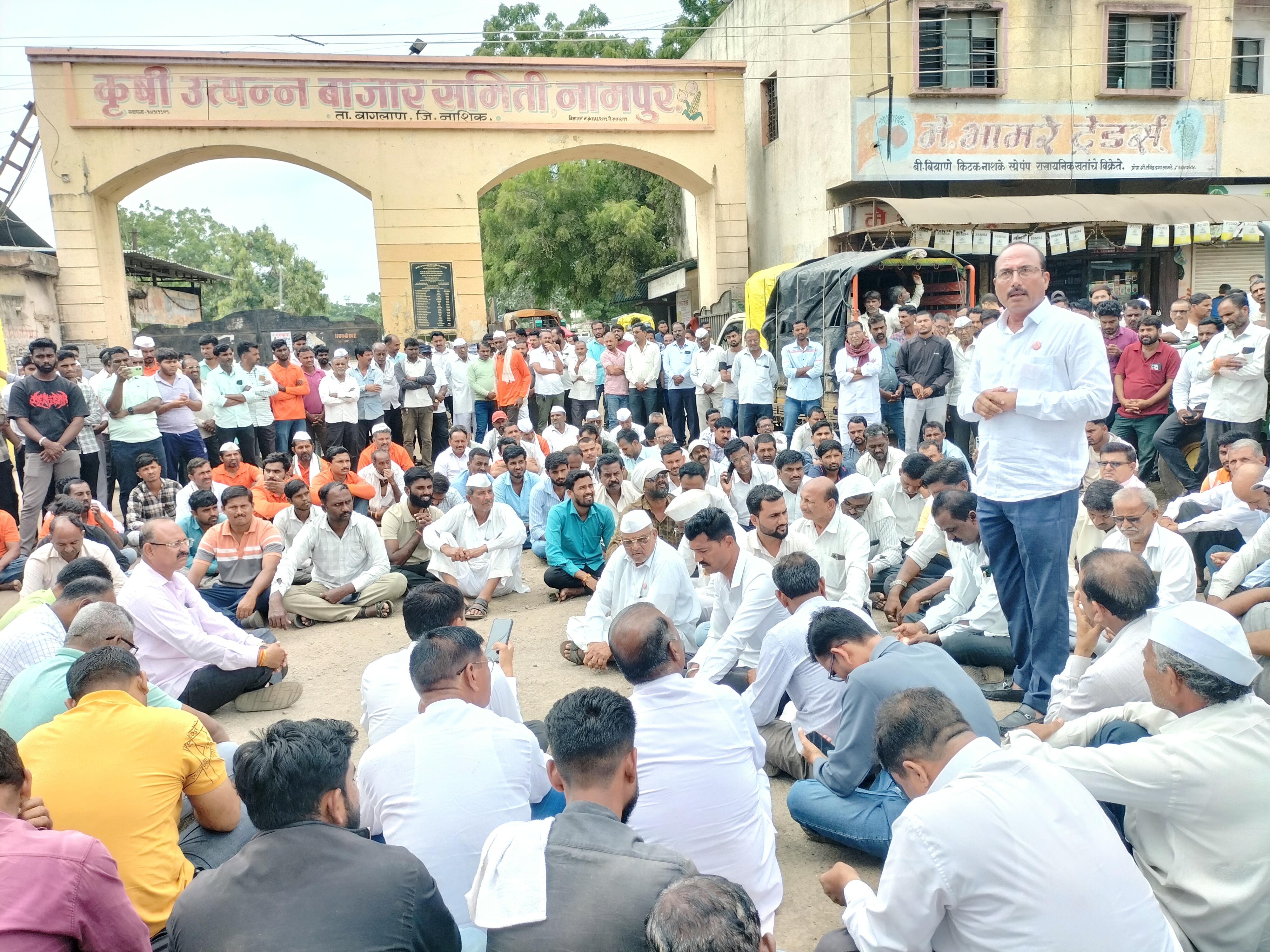 कांदा 10 रुपये किलाे, नामपूरला रास्ता राेकाे, बांगलादेश: मलेशिया, श्रीलंका या देशांत स्थानिक कांदा उत्पादन, महाराष्ट्रातील कांद्याला मागणी कमी - Nashik News कांदा 10 रुपये किलाे, नामपूरला रास्ता राेकाे, बांगलादेश: मलेशिया, श्रीलंका या देशांत स्थानिक कांदा उत्पादन, महाराष्ट्रातील कांद्याला मागणी कमी - Nashik News