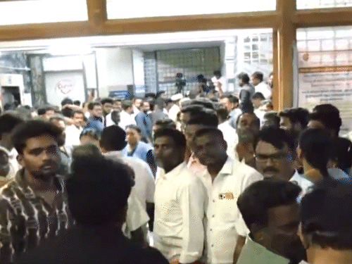 रुग्णालयातून घरी गेलेले कर्मचारी ताबडतोब परतले आणि उपचार सुरू केले.