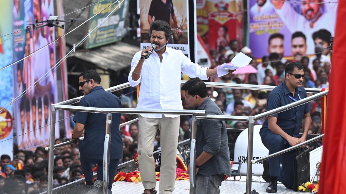 चेंगराचेंगरी होताच अभिनेता विजय आपले भाषण अर्ध्यावरच सोडून रॅलीतून निघून गेला.
