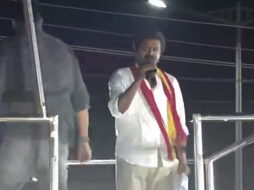 विजयचे भाषण ऐकण्यासाठी हजारो लोकांची गर्दी जमली होती.