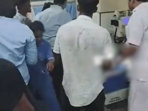 जखमींना उपचारासाठी जवळच्या रुग्णालयात नेण्यात आले.