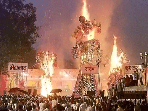 दिल्लीतील लवकुश रामलीलेत रावणाचे दहन करण्यात आले.