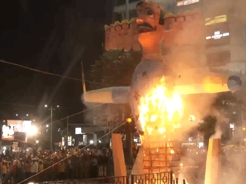 उत्तर प्रदेशातील वाराणसीमध्ये रावणाचा पुतळा जाळण्यात आला.