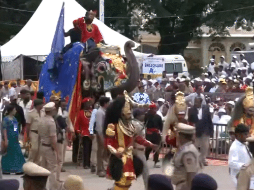 कर्नाटकमध्ये म्हैसूर दसरा उत्सव साजरा केला.
