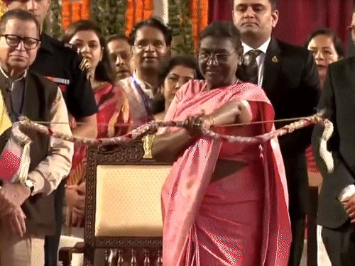 लवकुश रामलीलेत राष्ट्रपती द्रौपदी मुर्मू यांनी बाण मारून रावणाचे दहन केले.