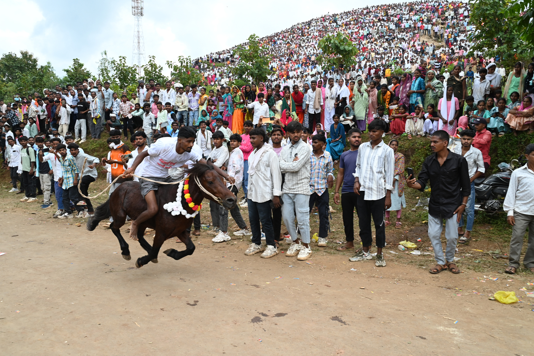 Traditional horse racing in Kathi; Dilwar Singh and Raya Valvi win ...