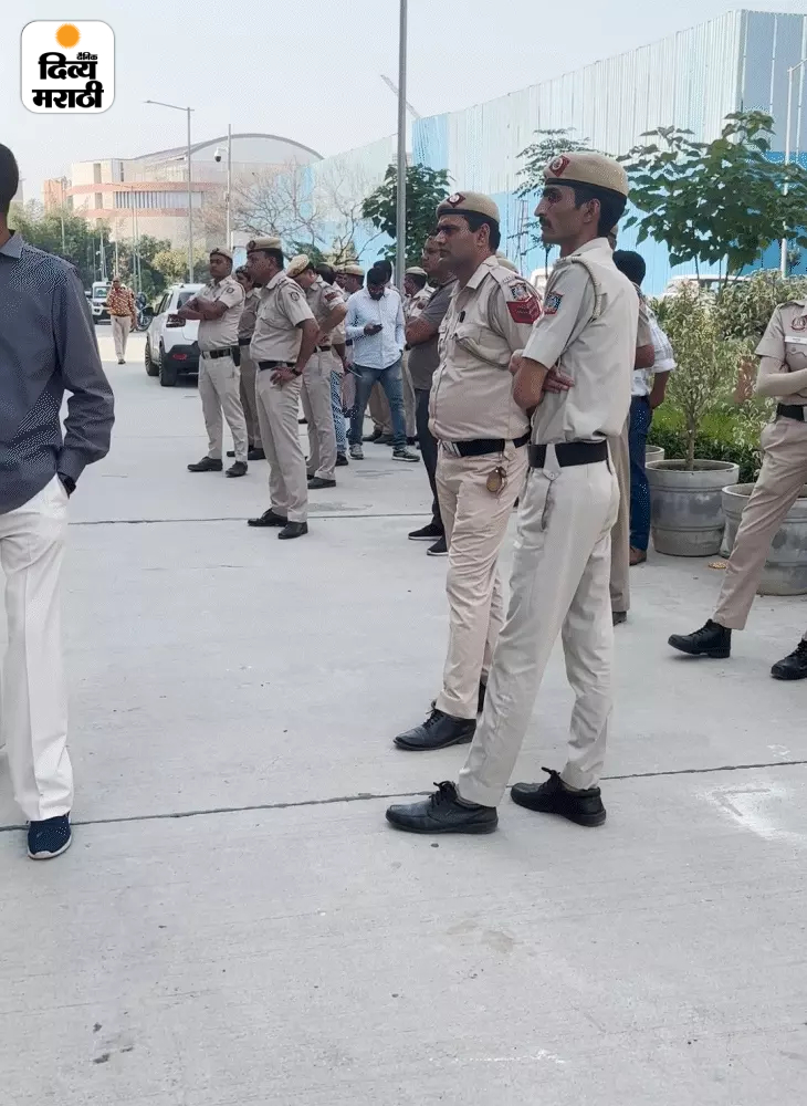 कपडे फाडले; दिल्ली विद्यापीठाच्या कॅम्पसमध्ये गँगरेपचा प्रयत्न: पीडितेने म्हटले- न्यूड फोटो पाठवून धमकावले, केअरटेकरने म्हटले- कपडे फाटले नाहीत, ब्लेडने कापले विद्यार्थ्यांच्या निषेध आणि तक्रारीनंतर, १४ ऑक्टोबर रोजी सकाळी दक्षिण दिल्लीतील मैदान गढी पोलिस ठाण्यात गुन्हा दाखल करण्यात आला.