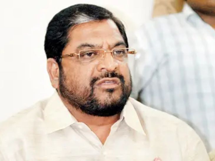 Devendra Raju Raju Shetty Criticizes Devendra Fadnavis Sugar Industry Blackmailer