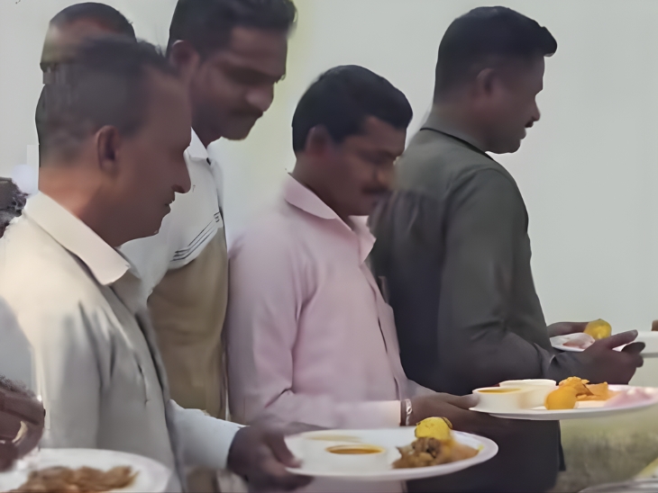 साताऱ्यात वसुबारसदिनी भाजप कार्यकर्त्यांचा मटणावर ताव: कोअर कमिटीच्या बैठकीनंतर पडली पंगत, सोशल मीडियावर ट्रोलिंग - Kolhapur News साताऱ्यात वसुबारसदिनी भाजप कार्यकर्त्यांचा मटणावर ताव: कोअर कमिटीच्या बैठकीनंतर पडली पंगत, सोशल मीडियावर ट्रोलिंग - Kolhapur News
