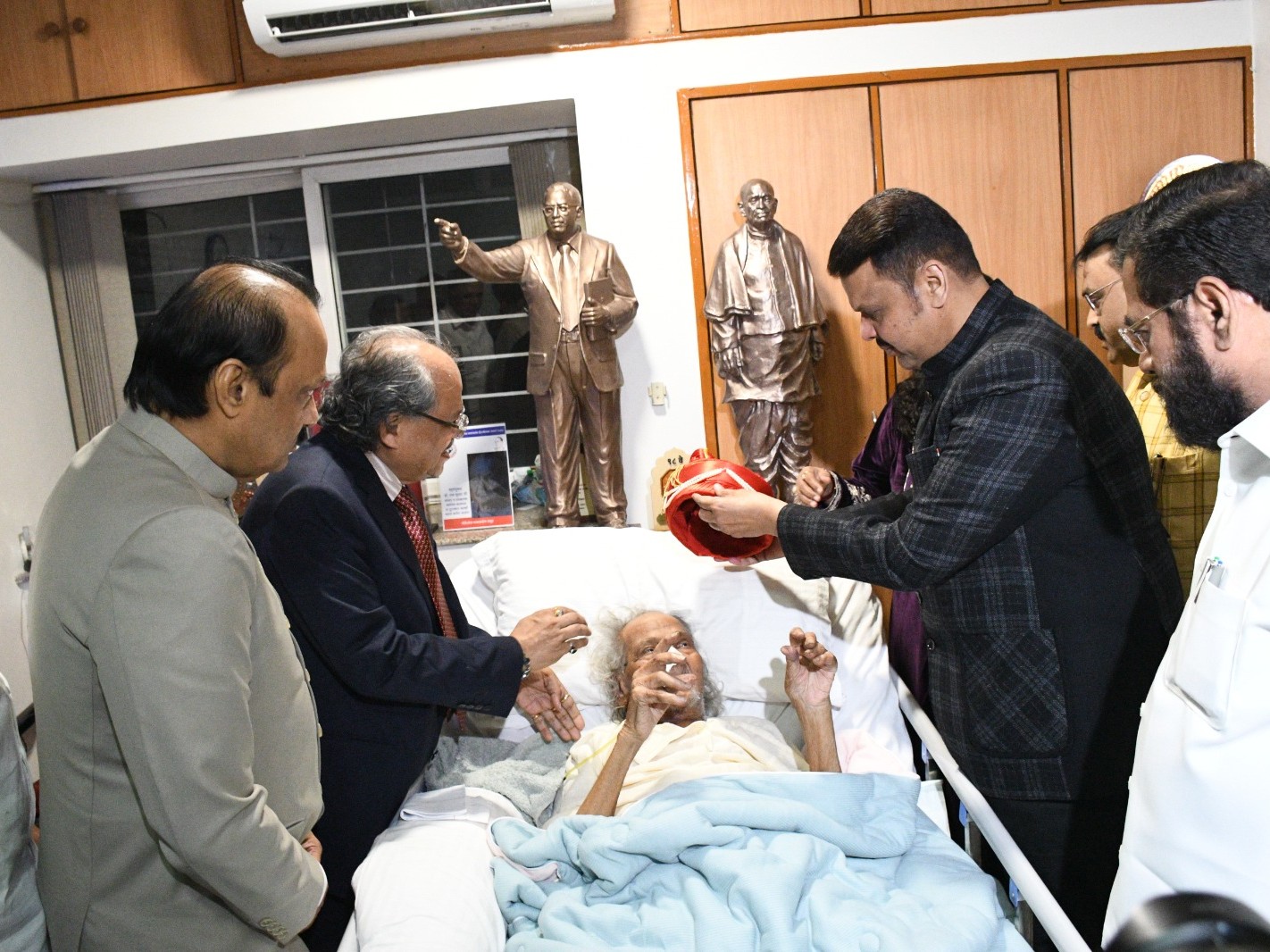 शिल्पकार राम सुतार महाराष्ट्र भूषण 2024 ने सन्मानित: मुख्यमंत्री व दोन्ही मुख्यमंत्र्यांच्या उपस्थितीत पुरस्कार प्रदान - Mumbai News शिल्पकार राम सुतार महाराष्ट्र भूषण 2024 ने सन्मानित: मुख्यमंत्री व दोन्ही मुख्यमंत्र्यांच्या उपस्थितीत पुरस्कार प्रदान - Mumbai News