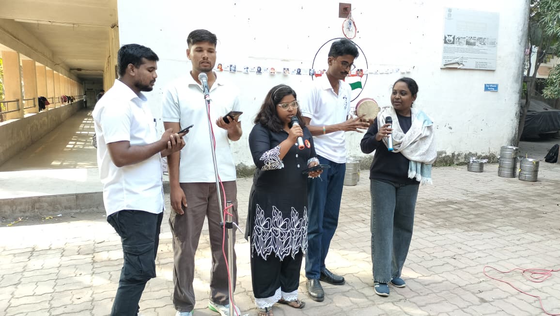 छत्रपती संभाजीनगरात एसएफआयचा संविधान जागर: डॉ. आंबेडकर विद्यापीठासह विविध महाविद्यालयांत उद्देशिकेचे सामूहिक वाचन - Chhatrapati Sambhajinagar News