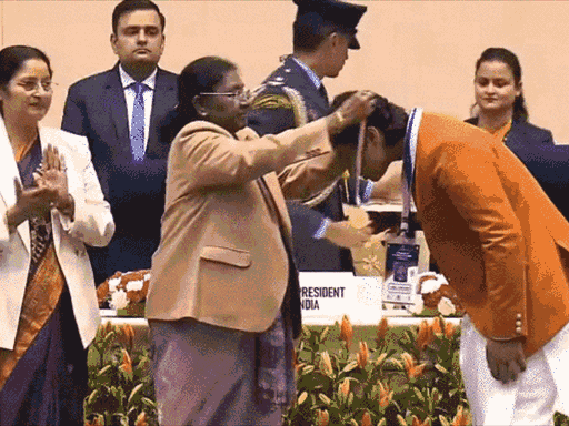 एक दिवस आधी, बिहारच्या वैभव सूर्यवंशीला राष्ट्रपतींच्या हस्ते बाल पुरस्कार प्रदान करण्यात आला.