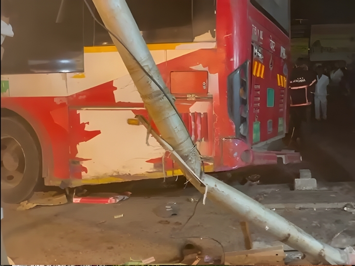 ही धडक इतकी भीषण होती की रस्त्यावरील विजेचा खांबही वाकला.