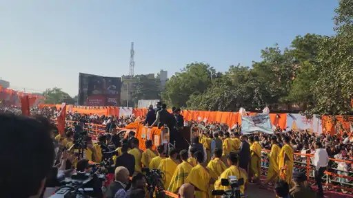 मोदी सोमनाथ मंदिरात पोहोचले, पूजा सुरू: एक किलोमीटरची शौर्य यात्रा काढली, दोन्ही हातांनी डमरू वाजवला