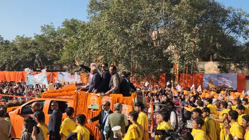 मोदी सोमनाथ मंदिरात पोहोचले, पूजा सुरू: एक किलोमीटरची शौर्य यात्रा काढली, दोन्ही हातांनी डमरू वाजवला