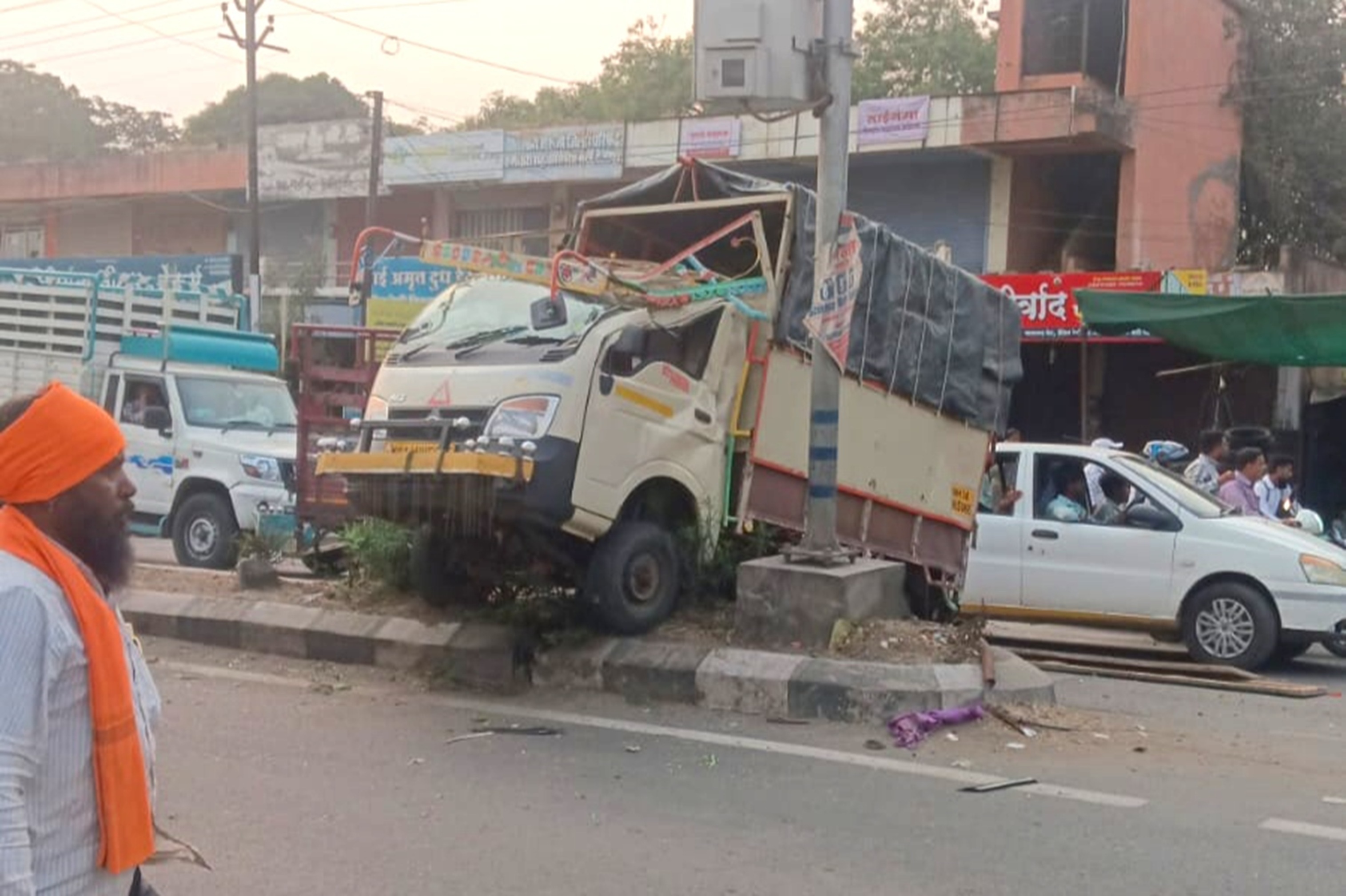 Triple accident involving truck-highway-pickup rickshaw in Vaijapur ...
