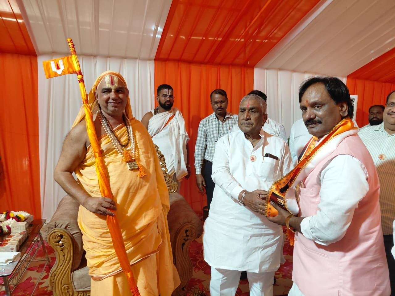 Ambadas Danve Visits Jagadguru Narendracharya Maharaj in Chhatrapati ...