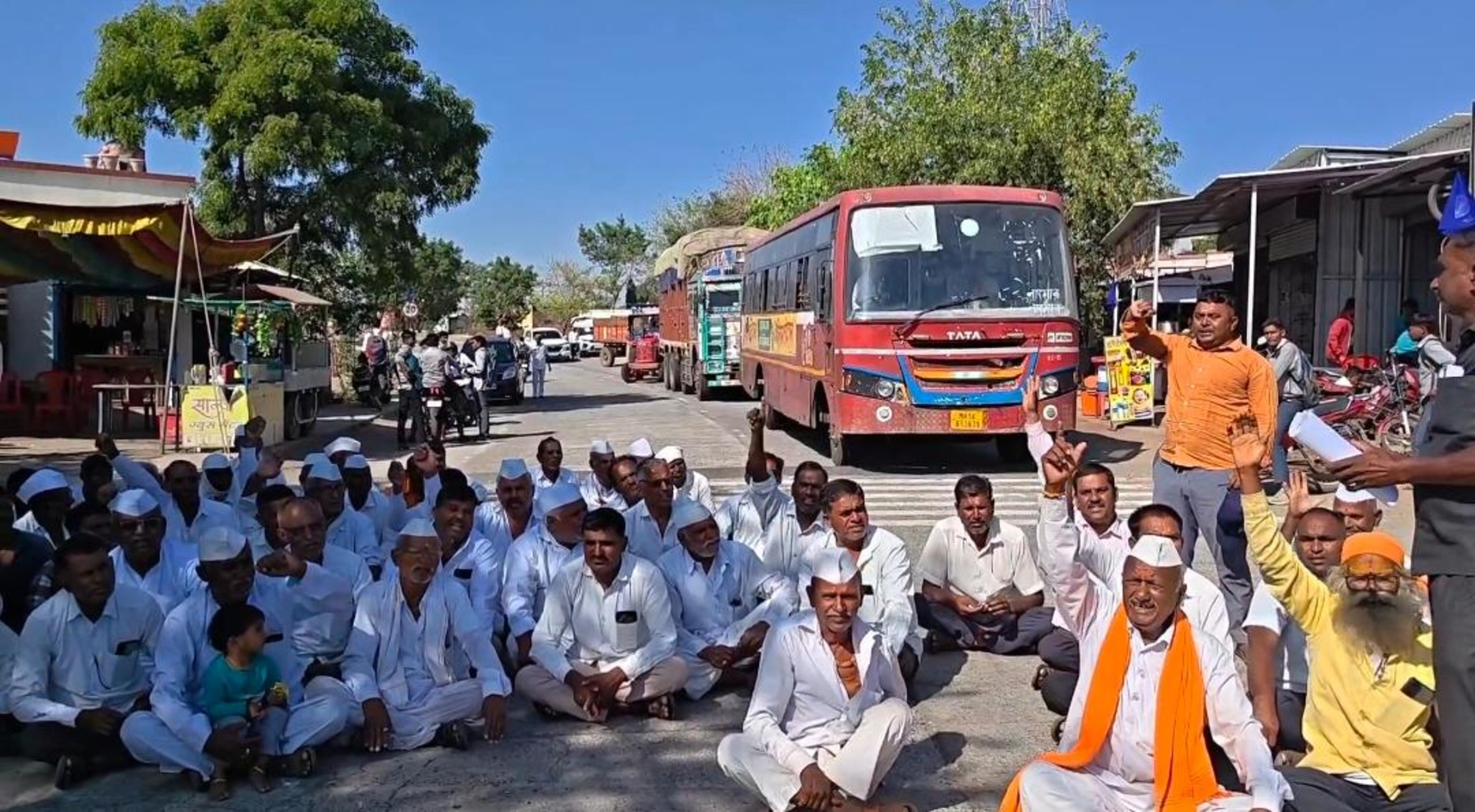 Road to Rajapur blocked for farmers' demands, Ubatha came to the rescue ...