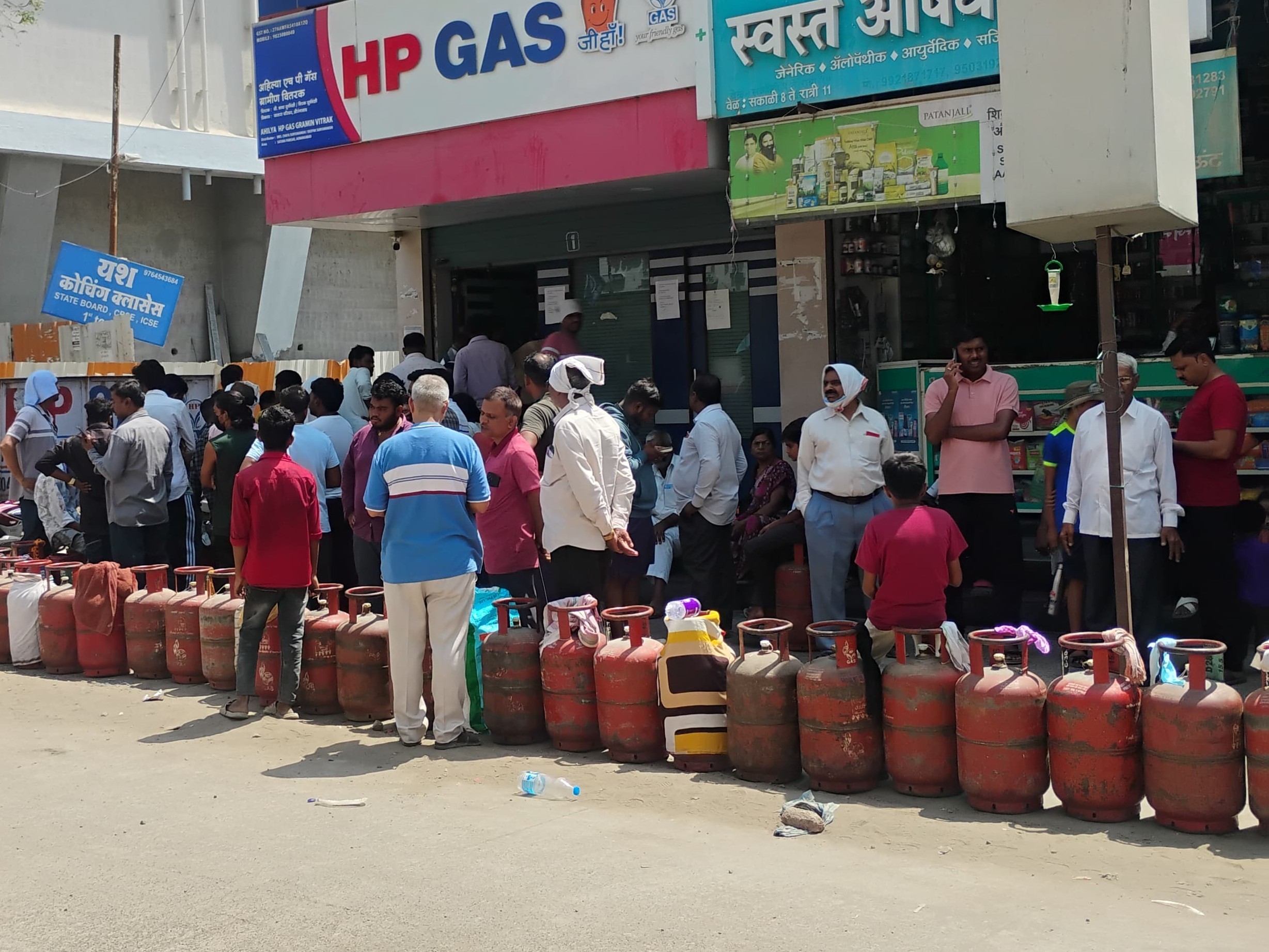 Chhatrapati Sambhajinagar Gas Shortage Amid Heatwave; People Queue for ...