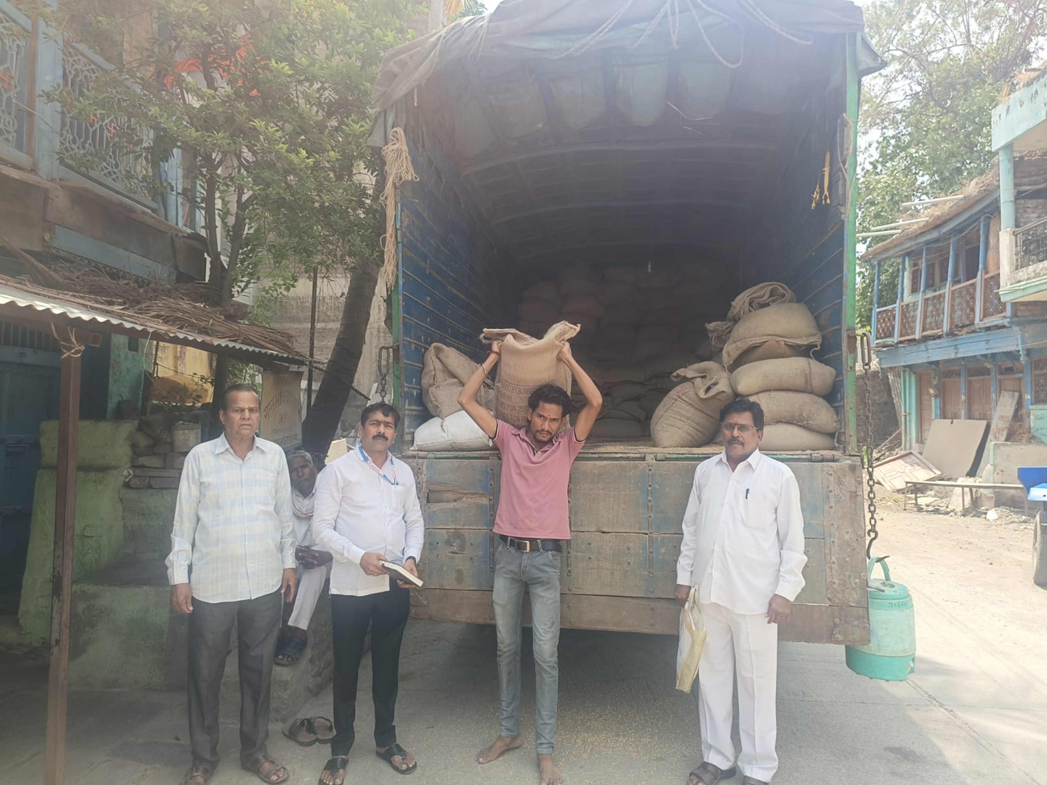 FCI inspects grain in trucks arriving at foodgrain shops, verifies ...