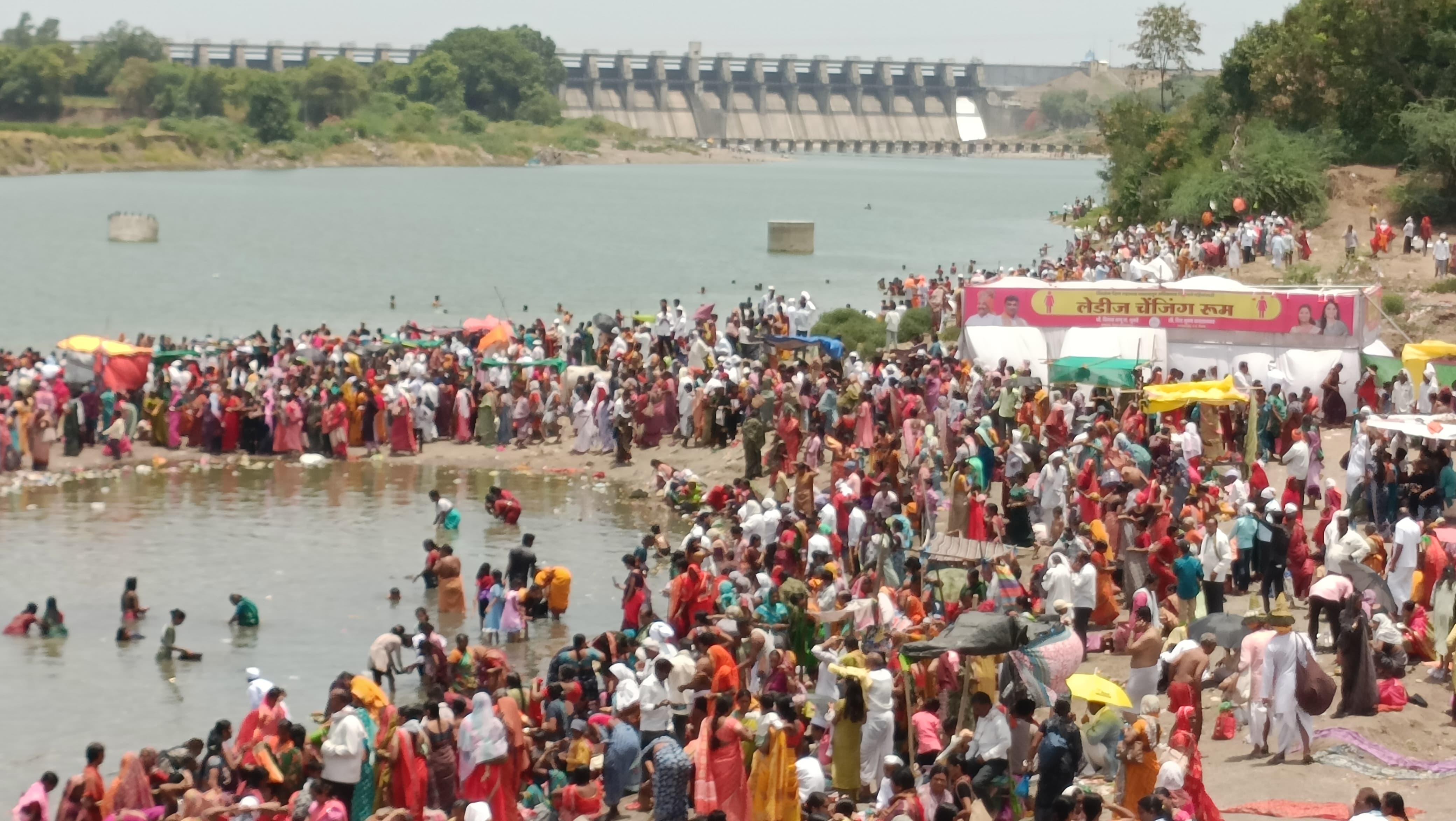 Paithan One lakh devotees throng Goda, Paithan an ocean of devotion on the ...