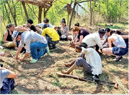 ऑस्ट्रेलियाच्या न्यू कॅसल युनिव्हर्सिटीच्या विद्यार्थ्यांचे पथक. - Divya Marathi