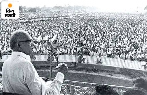 25 जून 1975 रोजी नवी दिल्लीतील रामलीला मैदानावर लोकांना संबोधित करताना जयप्रकाश नारायण.