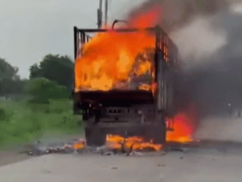 जळगाव-ममुराबाद रस्त्यावर कावड यात्रेदरम्यान भीषण अपघात; भरधाव ट्रकच्या धडकेत ८ वर्षीय बालकाचा मृत्यू, संतप्त जमावाने पेटवला ट्रक