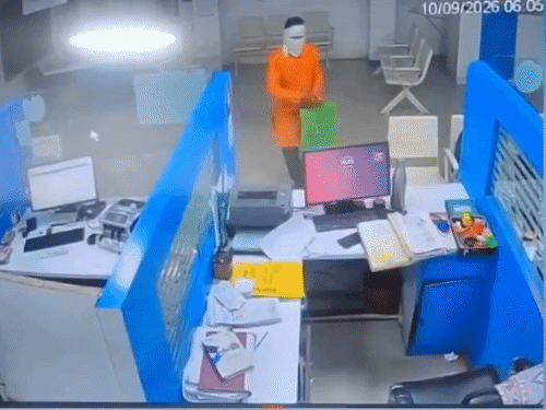 बँकेतील रोख रक्कम चोरण्यासाठी डेस्कवरून केबिनमध्ये शिरला.